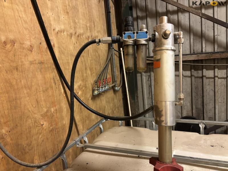 Oil dispensers and pumps 21