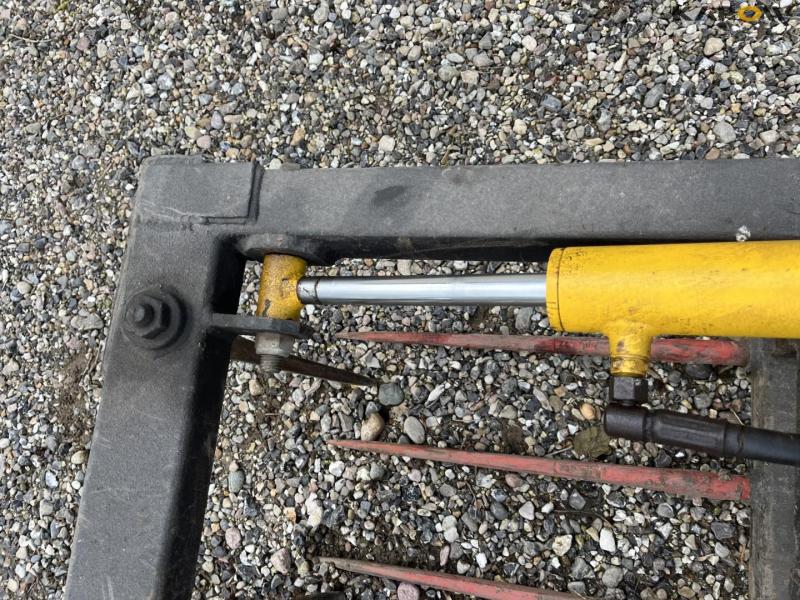 Assault grip with Euro hitch 10