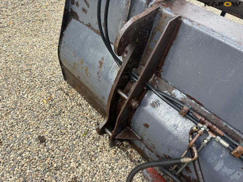 Surface bucket with Volvo hitch 11