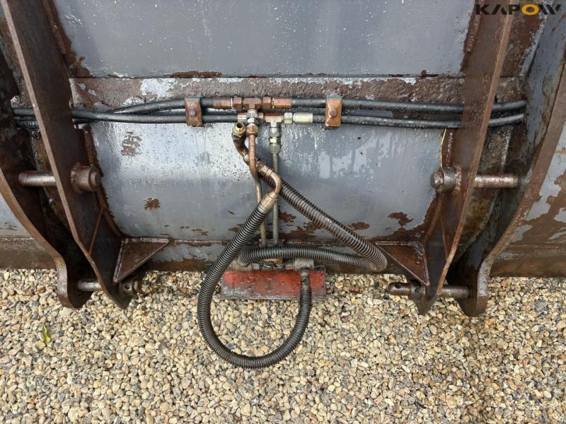 Surface bucket with Volvo hitch 12