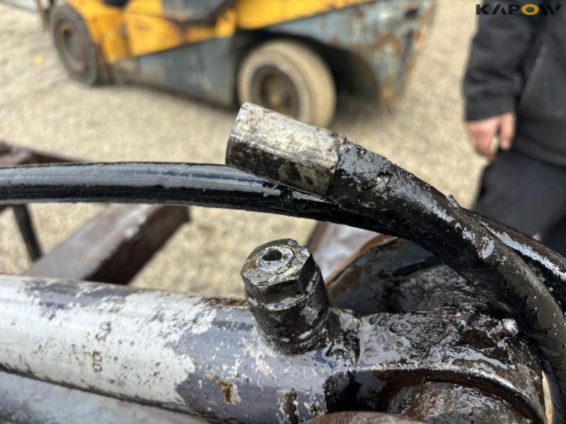 Surface bucket with Volvo hitch 14