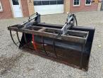 Surface bucket with Volvo hitch 1