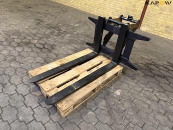 Pallet forks with Hydrema Hitch