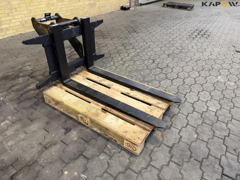 Pallet forks with Hydrema Hitch 3