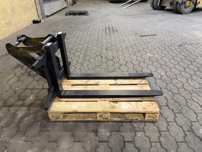 Pallet forks with Hydrema Hitch 4