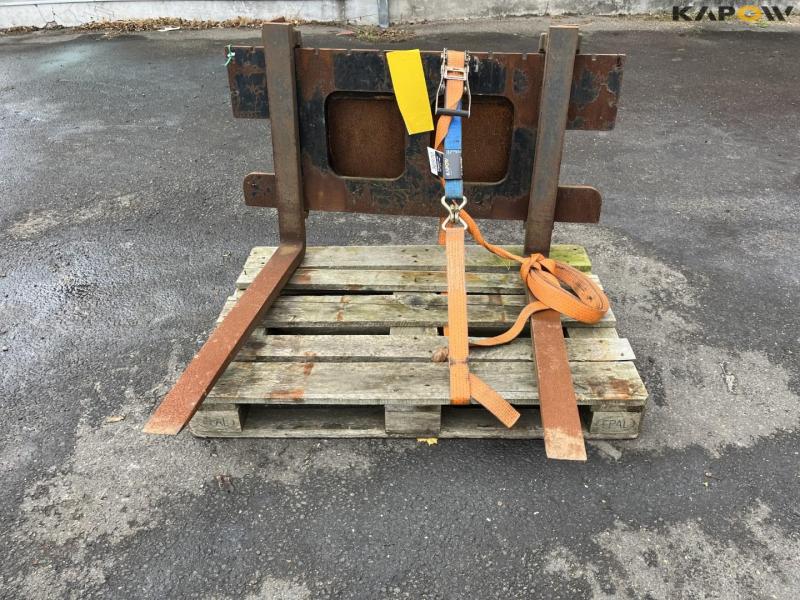 Pallet forks with Avant hitch 2