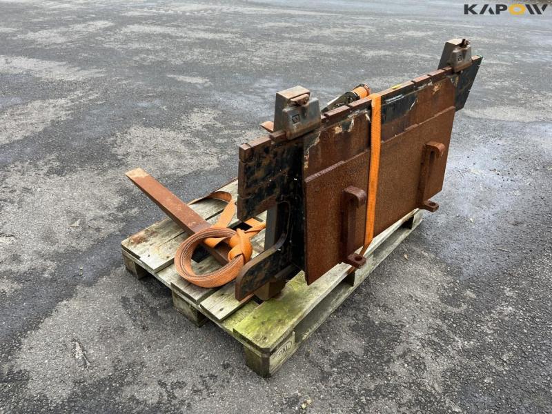 Pallet forks with Avant hitch 7
