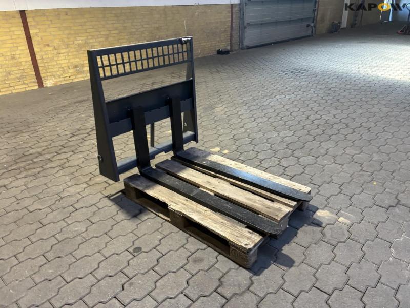 Pallet forks with Bobcat hitch 2