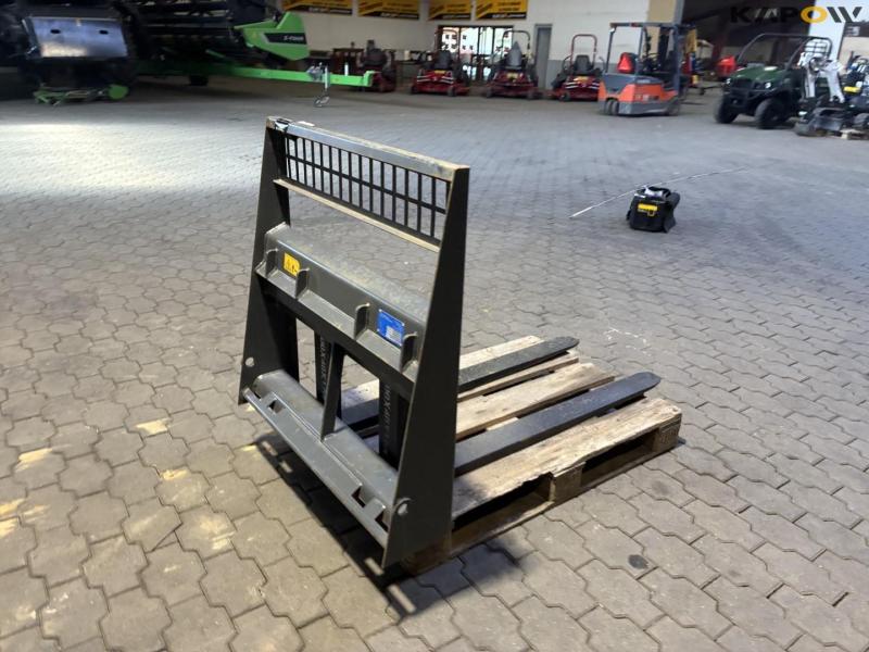 Pallet forks with Bobcat hitch 3