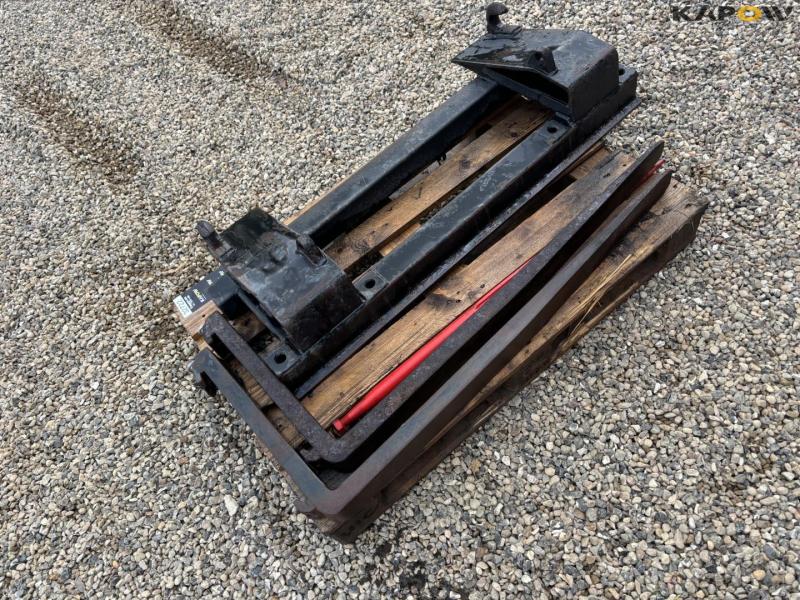 Pallet forks with euro hitch 7