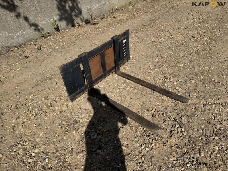 Pallet forks with Euro and Avant hitch 3