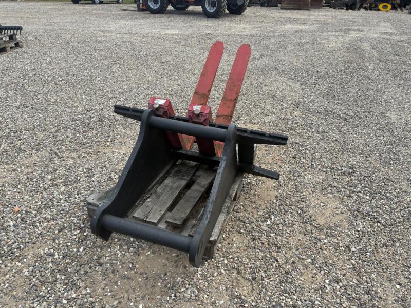 Pallet forks with excavator hitch 4