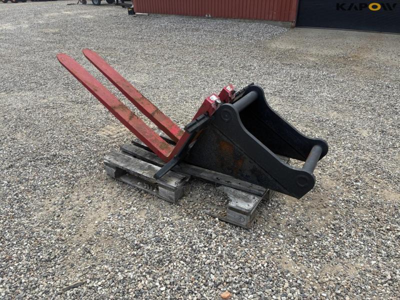Pallet forks with excavator hitch 6