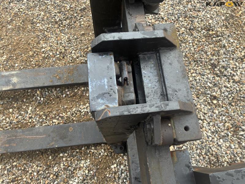 Quick-change pallet forks 14