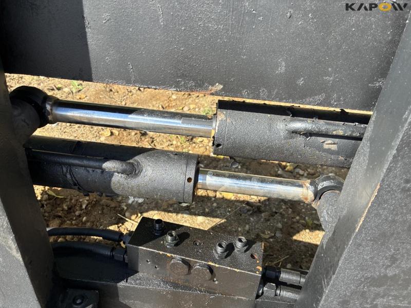 Pallet forks with hydraulic side shift 12