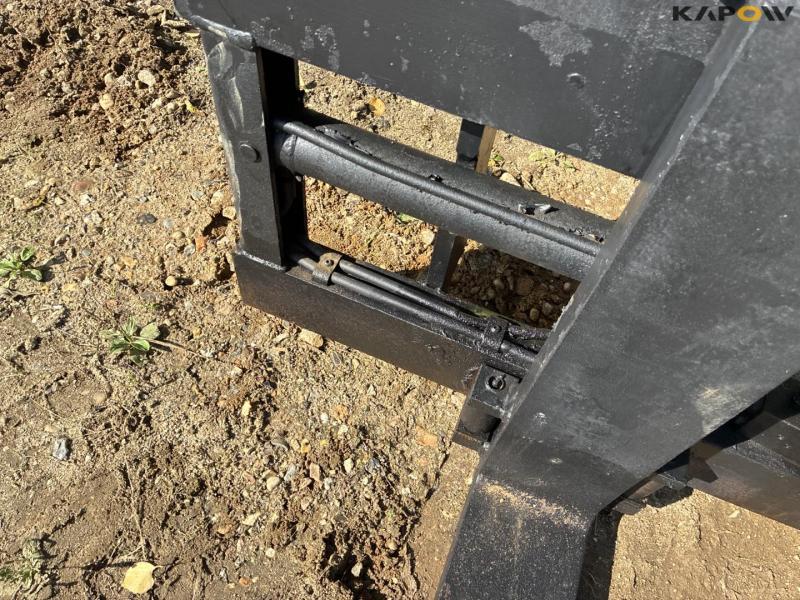Pallet forks with hydraulic side shift 13