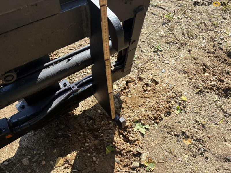Pallet forks with hydraulic side shift 21