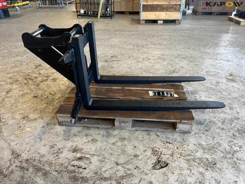Pallet forks with Hydrema hitch 4