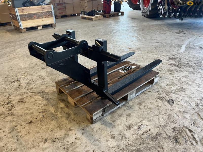Pallet forks with Hydrema hitch 5