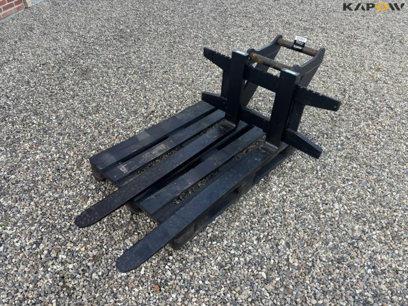 Pallet forks with Hydrema hitch 1