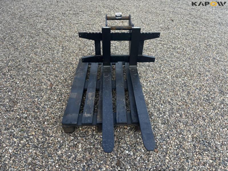 Pallet forks with Hydrema hitch 2