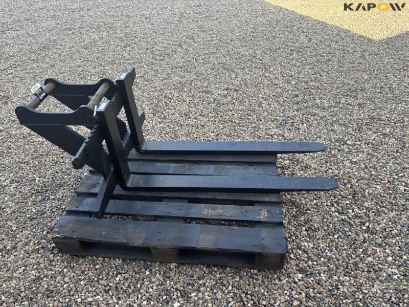 Pallet forks with Hydrema hitch 4