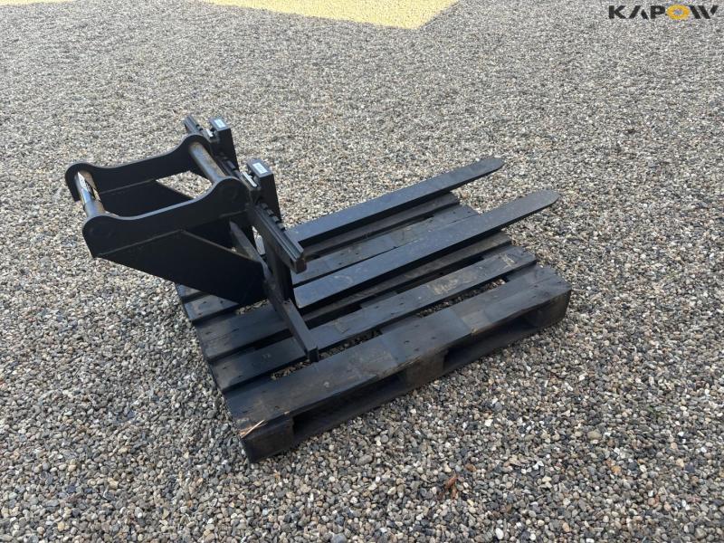 Pallet forks with Hydrema hitch 5