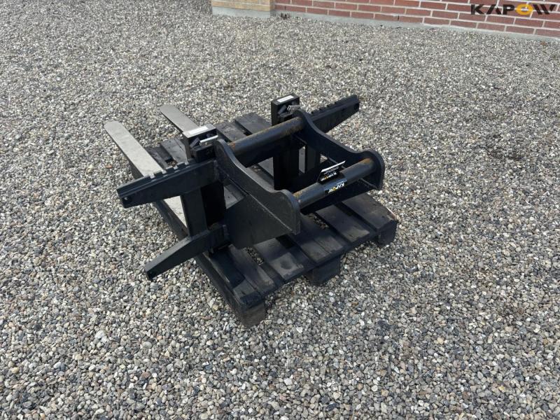 Pallet forks with Hydrema hitch 7