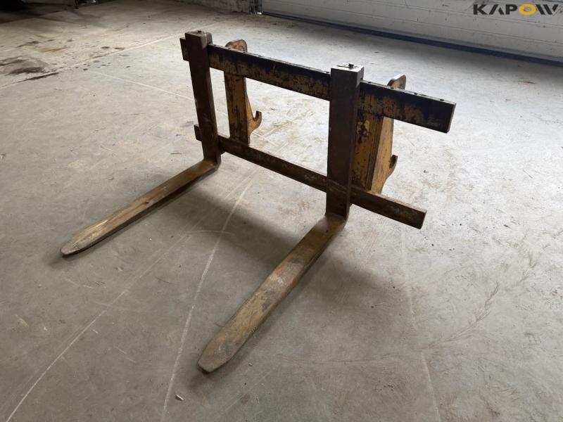 Pallet forks with Hydrema hitch 1