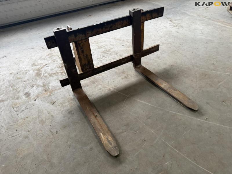 Pallet forks with Hydrema hitch 3