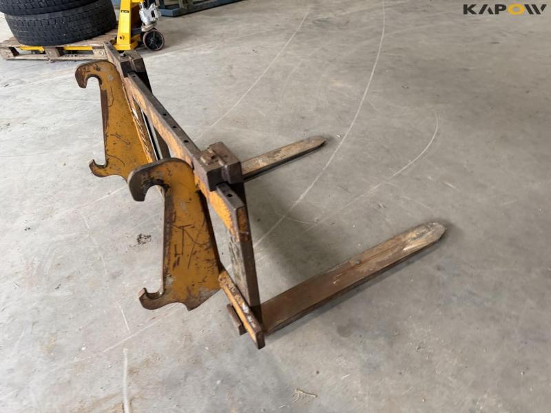 Pallet forks with Hydrema hitch 5