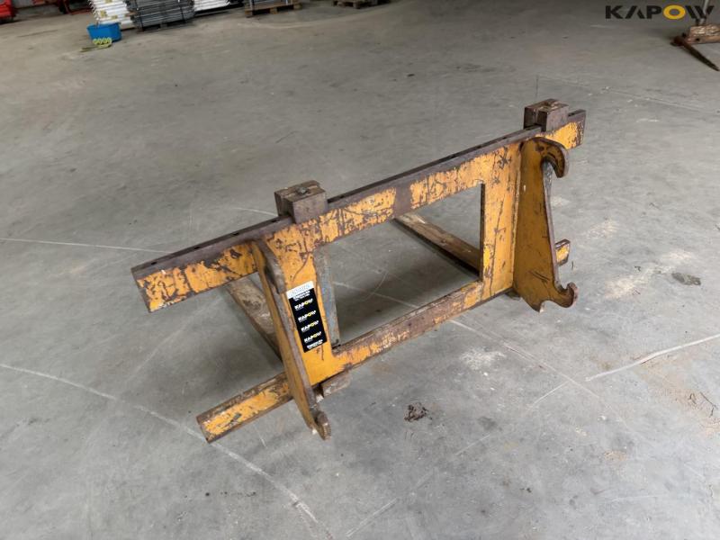 Pallet forks with Hydrema hitch 7