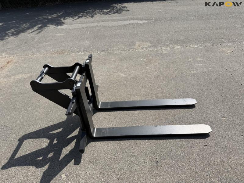 Pallet forks with Hydrema hitch 4