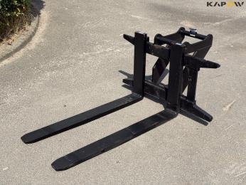 Pallet forks with Hydrema hitch