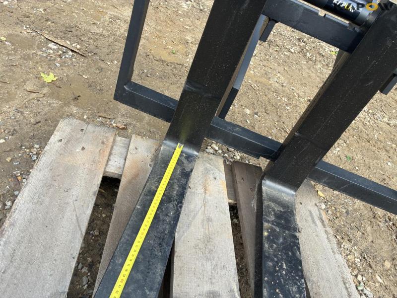 Pallet forks with Hydrema hitch 12