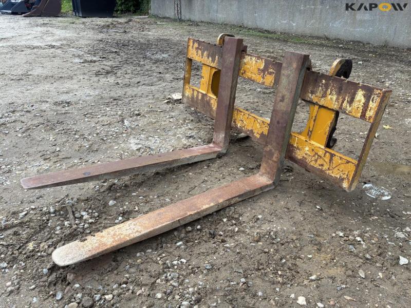 Pallet forks with Hydrema hitch 1