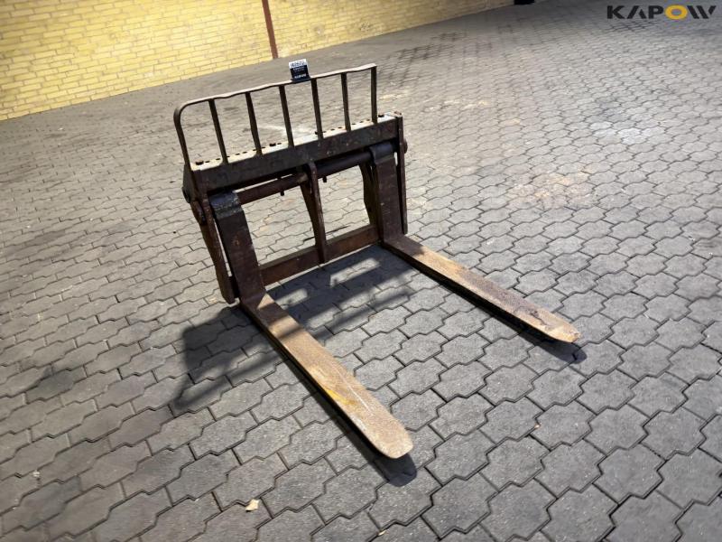 Pallet forks with Manitou hitch 3