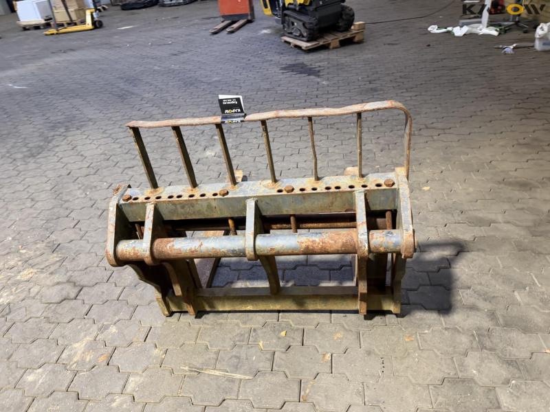 Pallet forks with Manitou hitch 6