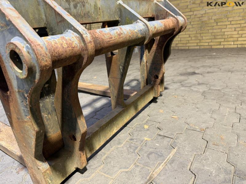 Pallet forks with Manitou hitch 8