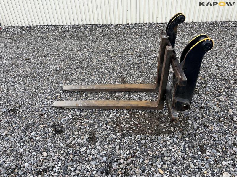 Pallet forks with Terex hitch 8