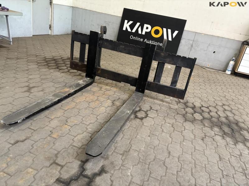 Pallet forks with Volvo brackets 1