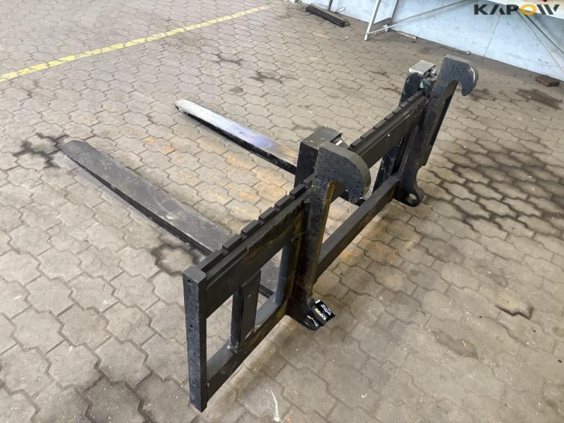Pallet forks with Volvo brackets 5
