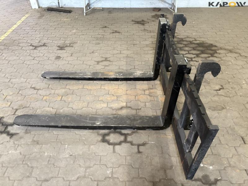 Pallet forks with Volvo brackets 7