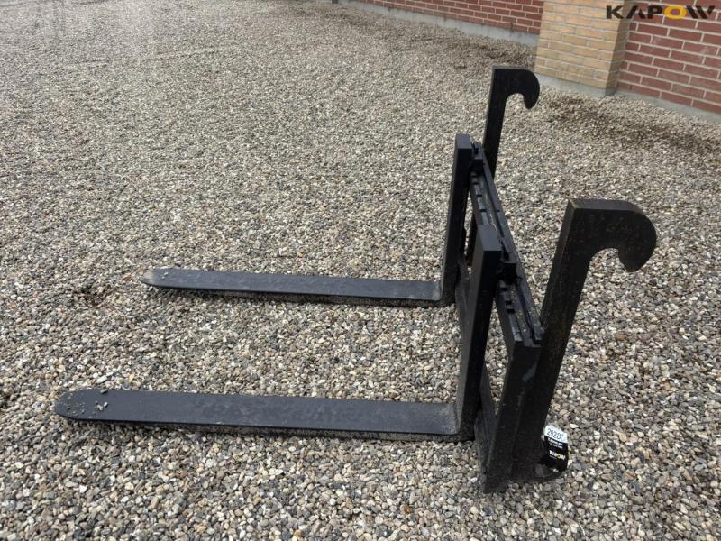 Pallet forks with Volvo hitch 8