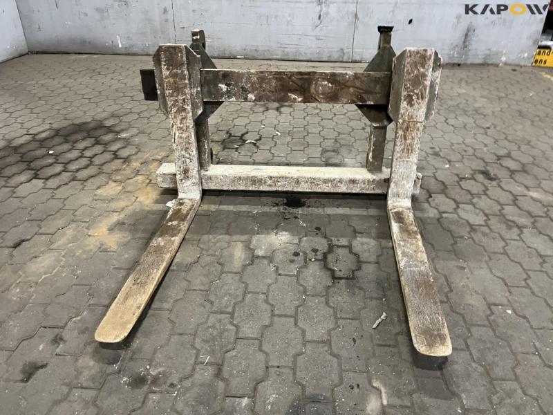 Pallet forks with Volvo hitch 2