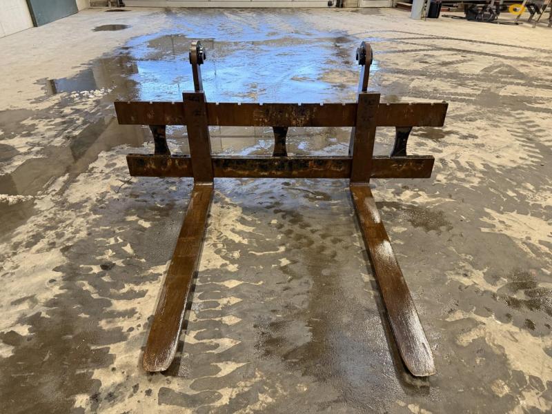 Pallet forks with Volvo Hitch 2