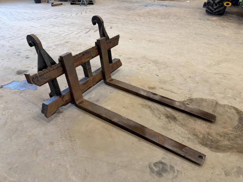 Pallet forks with Volvo hitch 3