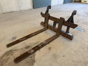 Pallet forks with Volvo hitch