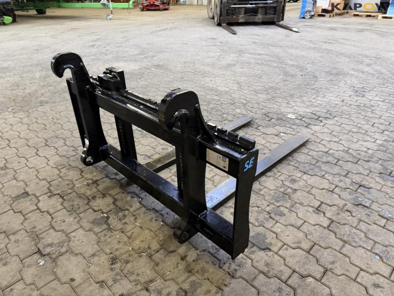 Pallet forks with Volvo hitch 5
