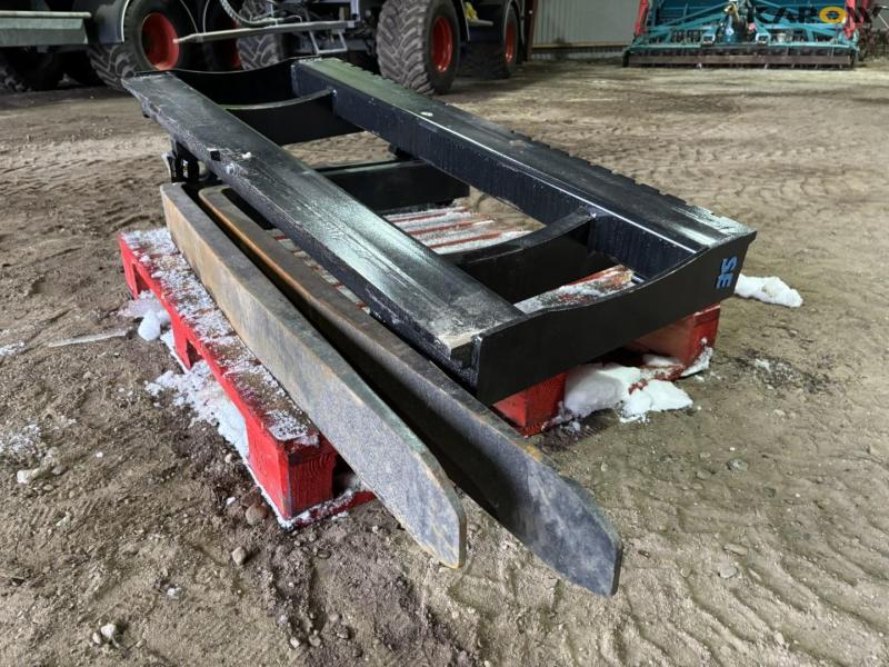 Pallet forks with Volvo hitch 9